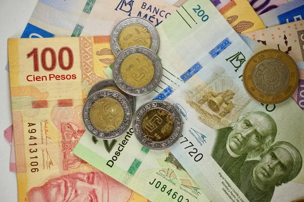 Pesos mexicanos contas espalhadas aleatoriamente sobre uma superfície plana Imagem De Stock
