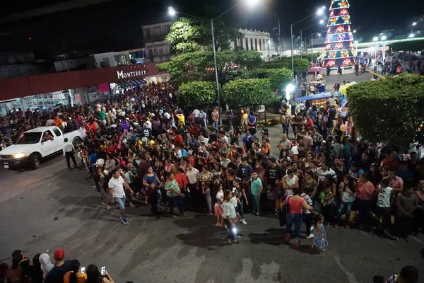 Comalcalco, Tabasco / México - 30 de diciembre de 2019: Desfile de Nochevieja Fiesta del Año Viejo en la que se exhiben muñecos de trapo llenos de fuegos artificiales alrededor de la ciudad y luego se queman — Foto de Stock