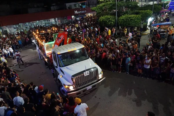 Comalcalco, Tabasco/Mexico - 2019年12月30日:大晦日のパレード花火で埋め尽くされた人形が街中に現れ、焼かれる「アニョヴィエホ」 — ストック写真