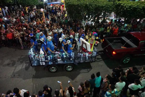 Comalcalco, Tabasco / México - 30 de diciembre de 2019: Desfile de Nochevieja Fiesta del Año Viejo en la que se exhiben muñecos de trapo llenos de fuegos artificiales alrededor de la ciudad y luego se queman — Foto de Stock
