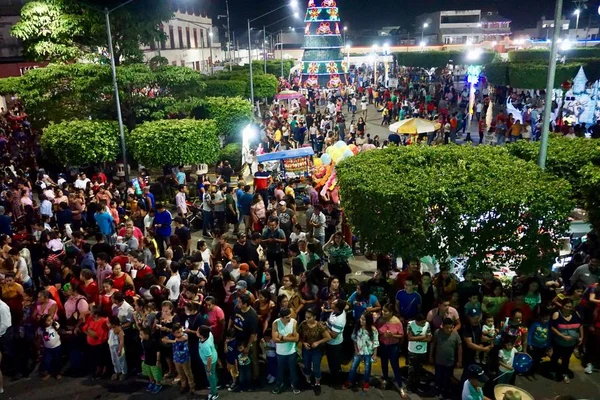 Comalcalco, Tabasco/Mexico - 2019年12月30日:大晦日のパレード花火で埋め尽くされた人形が街中に現れ、焼かれる「アニョヴィエホ」 — ストック写真