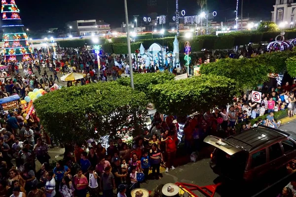 Comalcalco, Tabasco / México - 30 de diciembre de 2019: Desfile de Nochevieja festividad "Ano Viejo" en la que se exhiben muñecos de trapo llenos de fuegos artificiales alrededor de la ciudad y luego se queman — Foto de Stock