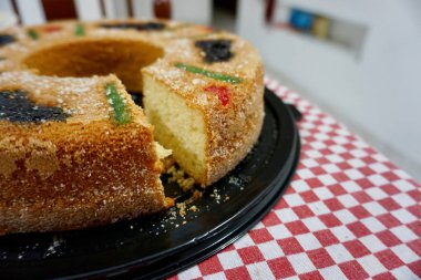 Kırmızı ve beyaz masa örtüsünün üstünde 