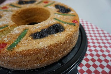 Kırmızı ve beyaz masa örtüsünün üstünde 