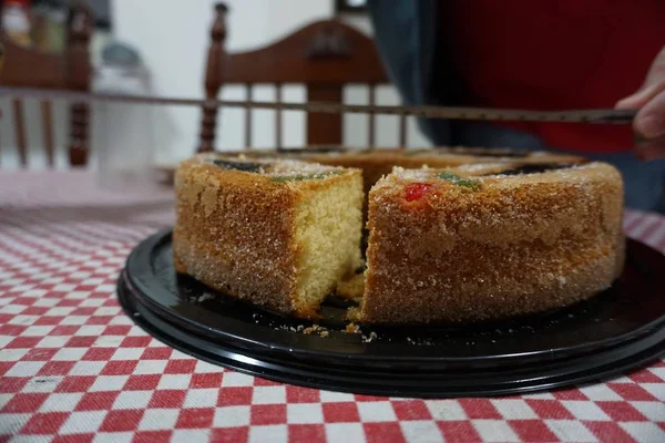 Vue d'un gâteau "Rosca de Reyes" Epiphany Kings sur une nappe rouge et blanche — Photo