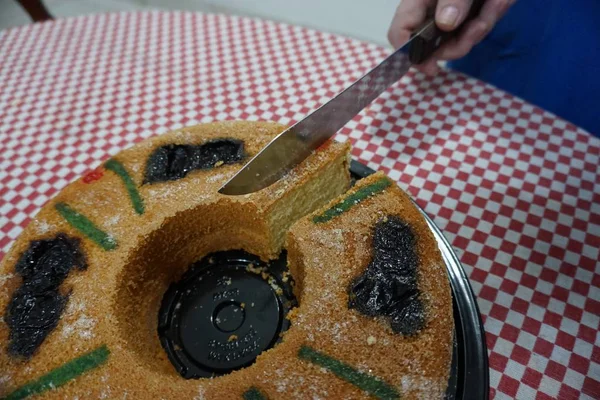 View of a "Rosca de Reyes" Epiphany Kings Cake on top of a red and white table cloth — Stockfoto