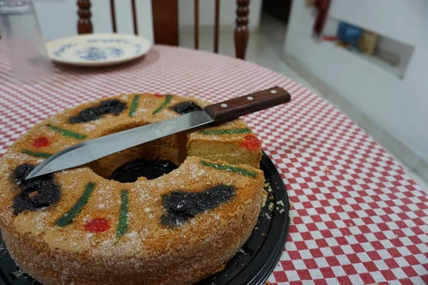 Veduta di una torta dei Re dell'Epifania "Rosca de Reyes" sopra una tovaglia rossa e bianca — Foto Stock