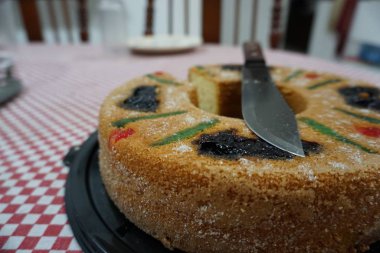 Kırmızı ve beyaz masa örtüsünün üstünde 