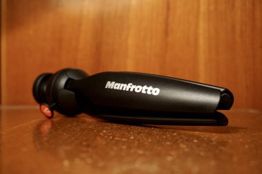 Puebla, Puebla / Meksika - 29 Ocak 2020: Ahşap bir yüzey üzerindeki siyah renkli Manfrotto Pixi Smart mini tripodun editoryal resimsel görünümü