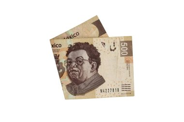 Tek bir orta kıvrılmış 500 Meksika pesosu izole edilmiş ve beyaz arkaplanda