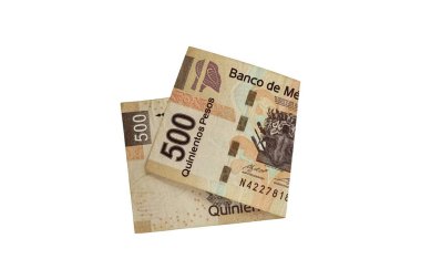 Tek bir orta kıvrılmış 500 Meksika pesosu izole edilmiş ve beyaz arkaplanda