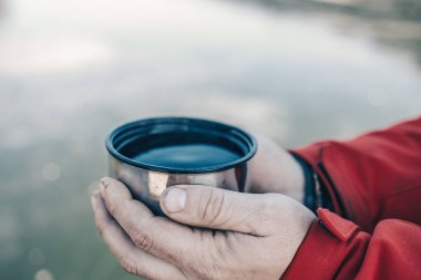 Kışın termostan soğuğa sıcak çay döker..