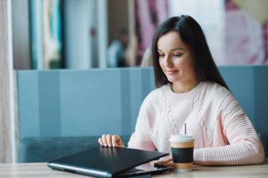  Kafedeki kız bilgisayarı kapatıyor.