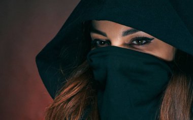 Kapüşonlu ve maskeli koyu tenli kız. Kahverengi gözlü güzel kız..