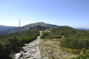 Taşlı dağ sırtı dağlarından dağ kulübesine