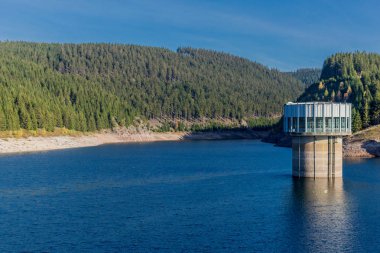 Thüringen Ormanı 'ndaki dar su barajının etrafında sonbahar yürüyüşü - Tambach-Dietharz / Almanya