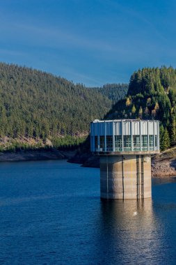 Thüringen Ormanı 'ndaki dar su barajının etrafında sonbahar yürüyüşü - Tambach-Dietharz / Almanya