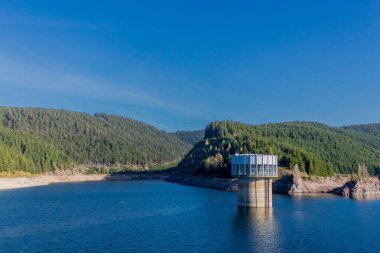 Thüringen Ormanı 'ndaki dar su barajının etrafında sonbahar yürüyüşü - Tambach-Dietharz / Almanya