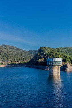 Thüringen Ormanı 'ndaki dar su barajının etrafında sonbahar yürüyüşü - Tambach-Dietharz / Almanya