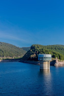 Thüringen Ormanı 'ndaki dar su barajının etrafında sonbahar yürüyüşü - Tambach-Dietharz / Almanya