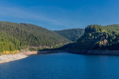 Thüringen Ormanı 'ndaki dar su barajının etrafında sonbahar yürüyüşü - Tambach-Dietharz / Almanya