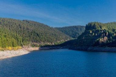 Thüringen Ormanı 'ndaki dar su barajının etrafında sonbahar yürüyüşü - Tambach-Dietharz / Almanya