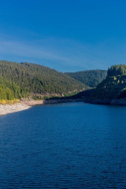 Thüringen Ormanı 'ndaki dar su barajının etrafında sonbahar yürüyüşü - Tambach-Dietharz / Almanya