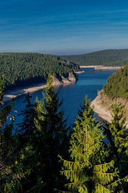 Thüringen Ormanı 'ndaki dar su barajının etrafında sonbahar yürüyüşü - Tambach-Dietharz / Almanya