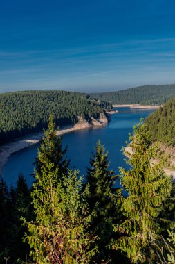 Thüringen Ormanı 'ndaki dar su barajının etrafında sonbahar yürüyüşü - Tambach-Dietharz / Almanya