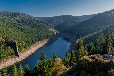 Thüringen Ormanı 'ndaki dar su barajının etrafında sonbahar yürüyüşü - Tambach-Dietharz / Almanya