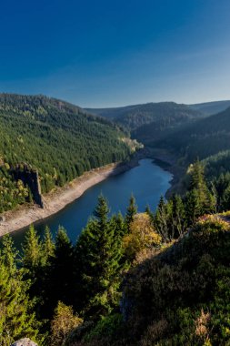 Thüringen Ormanı 'ndaki dar su barajının etrafında sonbahar yürüyüşü - Tambach-Dietharz / Almanya