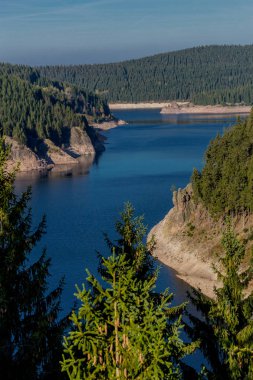 Thüringen Ormanı 'ndaki dar su barajının etrafında sonbahar yürüyüşü - Tambach-Dietharz / Almanya