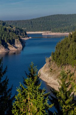 Thüringen Ormanı 'ndaki dar su barajının etrafında sonbahar yürüyüşü - Tambach-Dietharz / Almanya