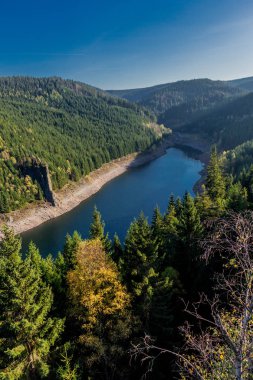 Thüringen Ormanı 'ndaki dar su barajının etrafında sonbahar yürüyüşü - Tambach-Dietharz / Almanya