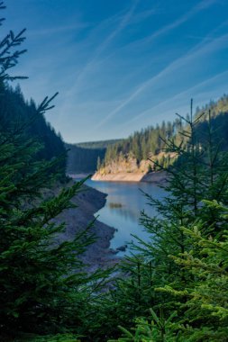 Thüringen Ormanı 'ndaki dar su barajının etrafında sonbahar yürüyüşü - Tambach-Dietharz / Almanya