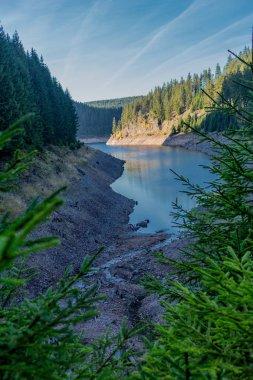 Thüringen Ormanı 'ndaki dar su barajının etrafında sonbahar yürüyüşü - Tambach-Dietharz / Almanya