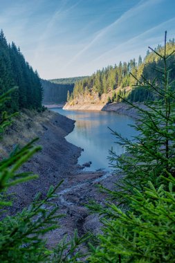 Thüringen Ormanı 'ndaki dar su barajının etrafında sonbahar yürüyüşü - Tambach-Dietharz / Almanya