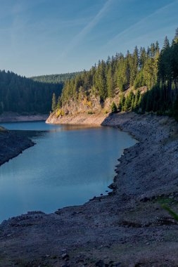 Thüringen Ormanı 'ndaki dar su barajının etrafında sonbahar yürüyüşü - Tambach-Dietharz / Almanya