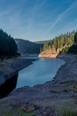 Thüringen Ormanı 'ndaki dar su barajının etrafında sonbahar yürüyüşü - Tambach-Dietharz / Almanya