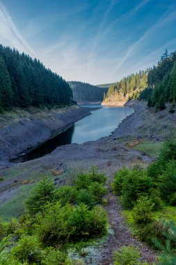 Thüringen Ormanı 'ndaki dar su barajının etrafında sonbahar yürüyüşü - Tambach-Dietharz / Almanya