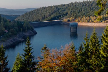 Thüringen Ormanı 'ndaki dar su barajının etrafında sonbahar yürüyüşü - Tambach-Dietharz / Almanya