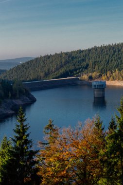 Thüringen Ormanı 'ndaki dar su barajının etrafında sonbahar yürüyüşü - Tambach-Dietharz / Almanya