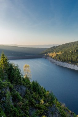 Thüringen Ormanı 'ndaki dar su barajının etrafında sonbahar yürüyüşü - Tambach-Dietharz / Almanya