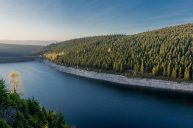 Thüringen Ormanı 'ndaki dar su barajının etrafında sonbahar yürüyüşü - Tambach-Dietharz / Almanya