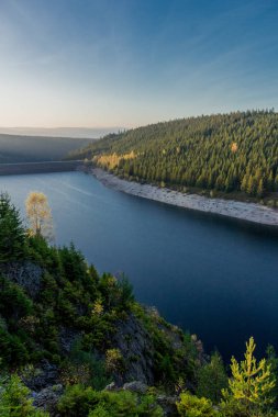 Thüringen Ormanı 'ndaki dar su barajının etrafında sonbahar yürüyüşü - Tambach-Dietharz / Almanya