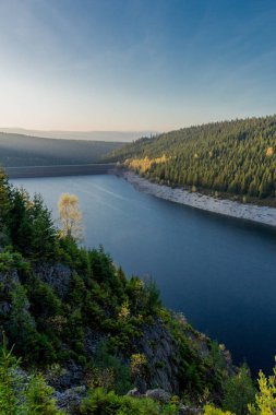 Thüringen Ormanı 'ndaki dar su barajının etrafında sonbahar yürüyüşü - Tambach-Dietharz / Almanya