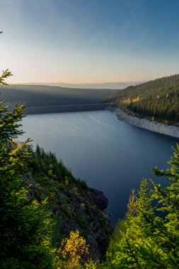 Thüringen Ormanı 'ndaki dar su barajının etrafında sonbahar yürüyüşü - Tambach-Dietharz / Almanya