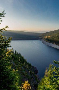 Thüringen Ormanı 'ndaki dar su barajının etrafında sonbahar yürüyüşü - Tambach-Dietharz / Almanya