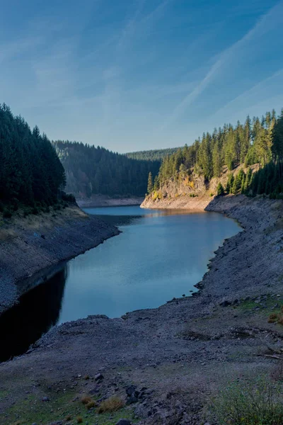 Thüringen Ormanı 'ndaki dar su barajının etrafında sonbahar yürüyüşü - Tambach-Dietharz / Almanya