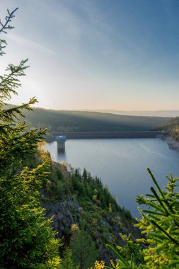 Thüringen Ormanı 'ndaki dar su barajının etrafında sonbahar yürüyüşü - Tambach-Dietharz / Almanya